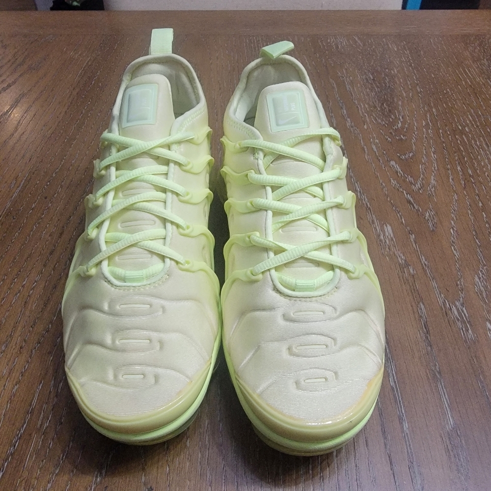 Nike air vapormax, used, no box, like new, 5 men/6.5 women, barely volt - Picture 3 of 10